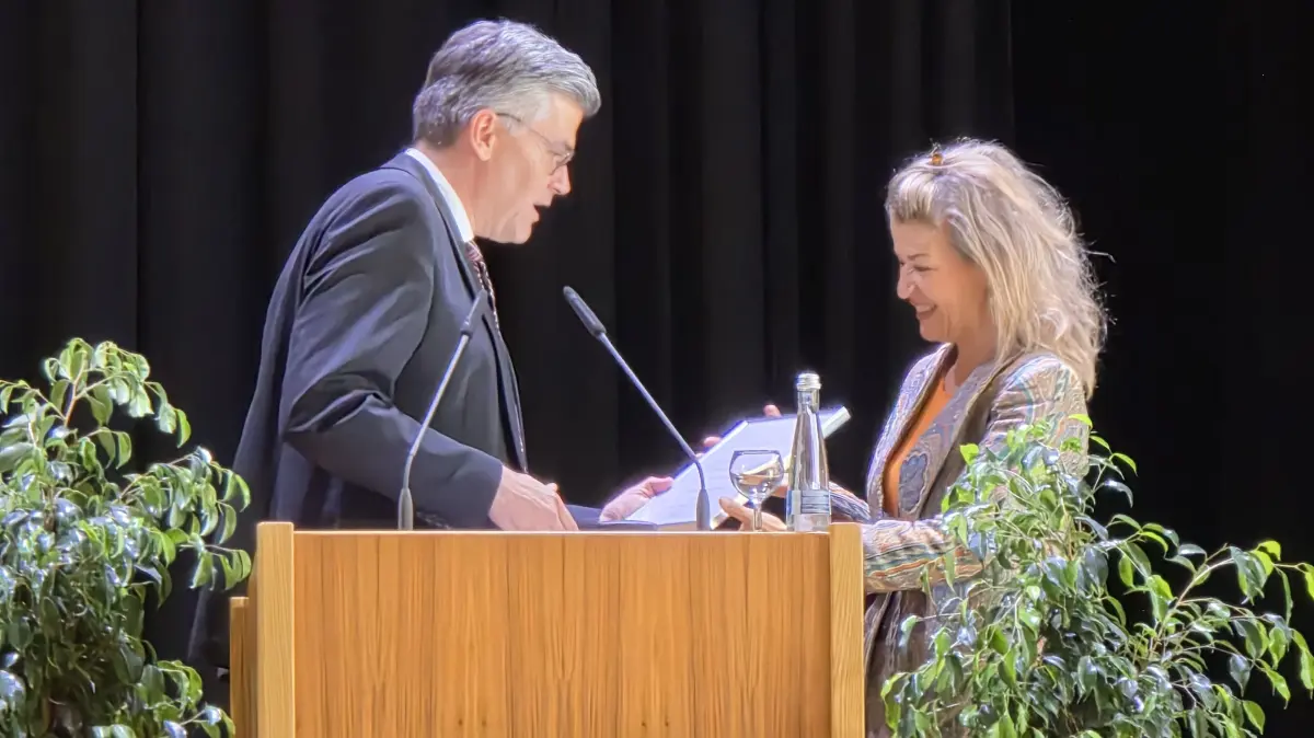 Landrat Martin Kistler zeichnete in der Wehrer Stadthalle die Geigerin Anne-Sophie Mutter mit der Goldenen Medaille des Landkreises Waldshut aus.