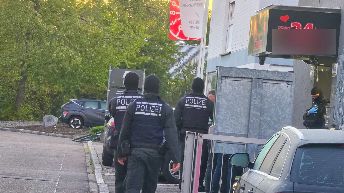 Vermummte Spezialkräfte der Polizei stürmen in den frühen Morgenstunden ein Bordell im Offenburger Industriegebiet.