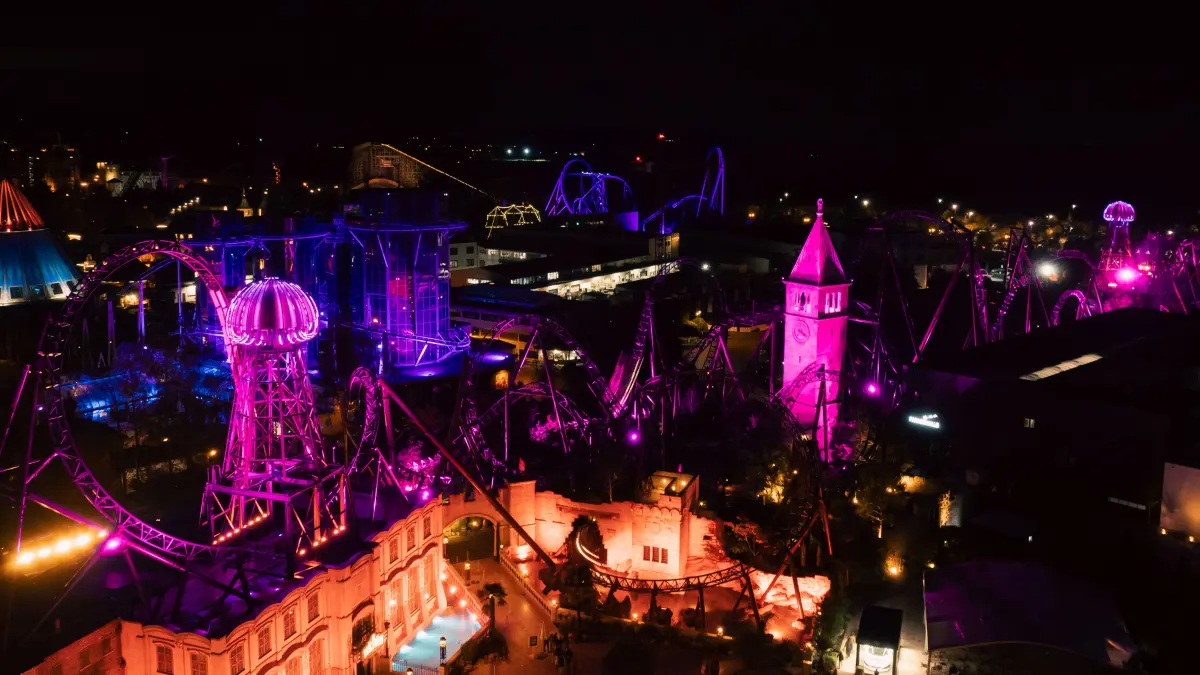 Um auf Brustkrebs-Vorsorge aufmerksam zu machen, bestrahlte der Europa-Park seine Attraktionen in pinkem Licht.