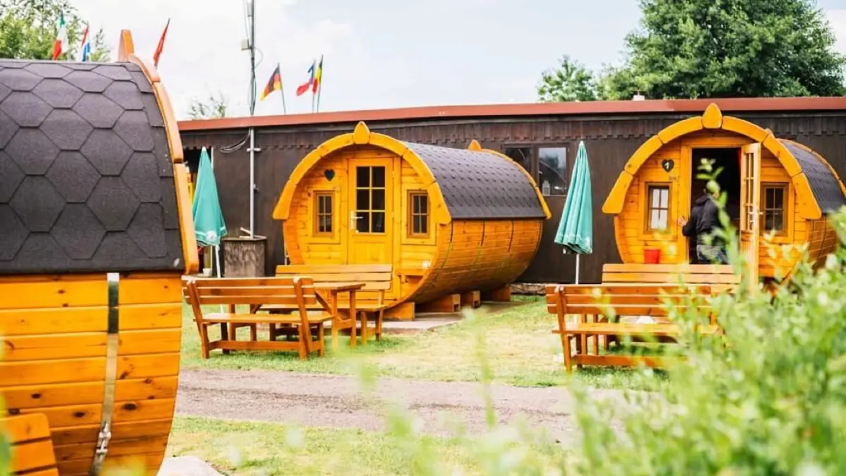 Schlaffässer bieten eine außergewöhnliche Übernachtungsmöglichkeit auf dem Campingplatz.