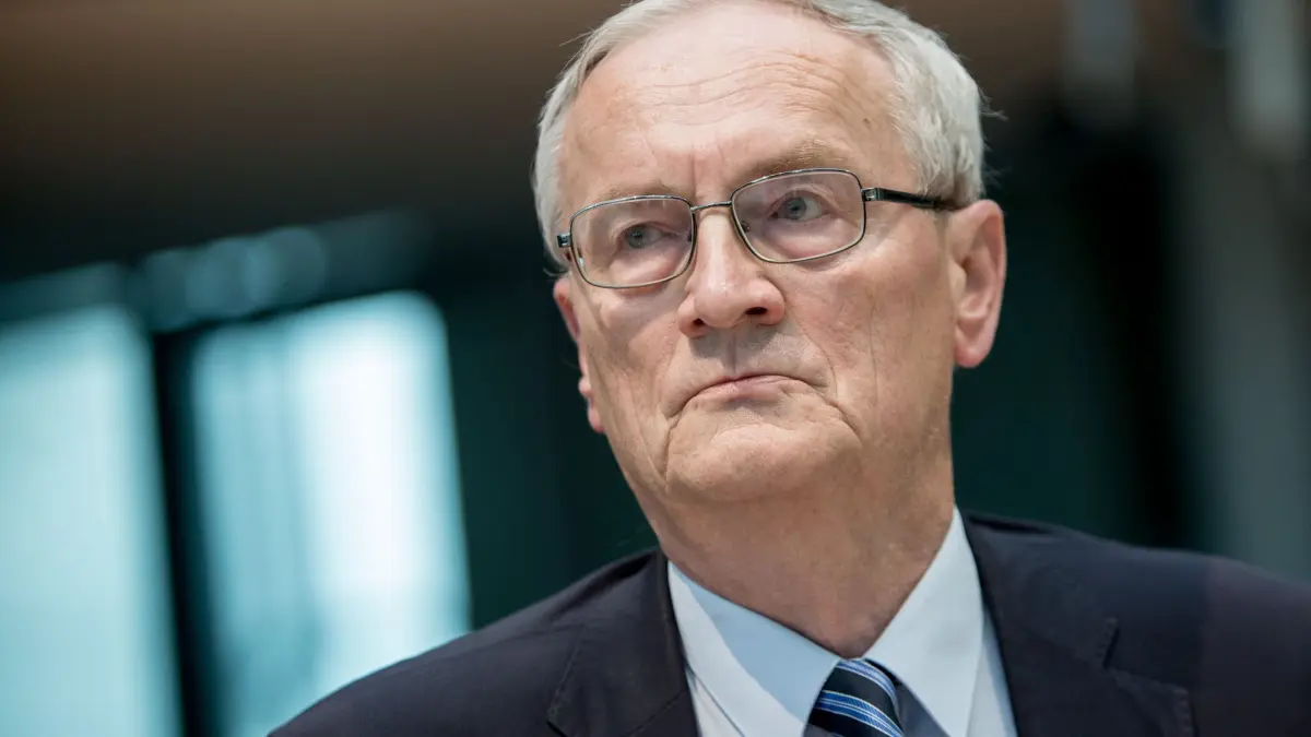 August Hanning: ARCHIV - 01.10.2015, Berlin: August Hanning, der ehemalige Präsident des Bundesnachrichtendienstes (BND), kommt im Bundestag in Berlin als Zeuge zum NSA-Untersuchungsausschuss. (zu dpa: «GBA: Ex-BND-Chef Hanning wegen Spionageverdacht festgenommen») Foto: Michael Kappeler/dpa +++ dpa-Bildfunk +++
