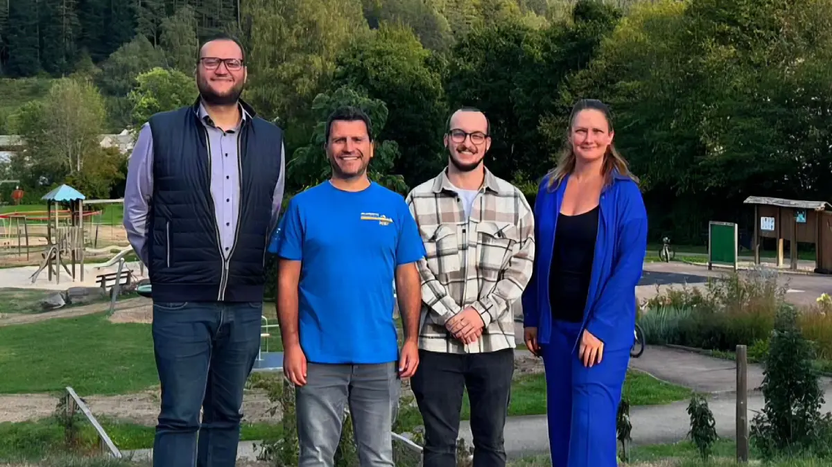 Die Schulsozialarbeit steht Schülerinnen und Schülern, Eltern und Lehrkräften als freiwilliges und vertrauliches Angebot zur Verfügung. Auf dem Bild von links Marco Gauger (Bürgermeister Bad Wildbad), Bernd Möhrle, Yannis Simon und Enzklösterles Bürgermeisterin Sabine Zenker.