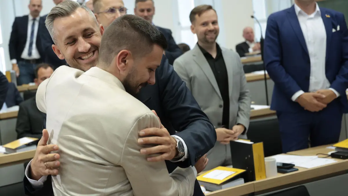 Konstituierende Landtagssitzung in Sachsen-Anhalt: 06.10.2026, Sachsen-Anhalt, Magdeburg: Tobias Rausch (vorne l, AfD) wird von Ulrich Siegmund (AfD), Spitzenkandidat seiner Partei bei der Landtagswahl, bei der konstituierenden Sitzung des Landtags von Sachsen-Anhalt zur Wahl des Landtagspräsidenten beglückwünscht. Foto: Ronny Hartmann/AFP Pool/dpa +++ dpa-Bildfunk +++