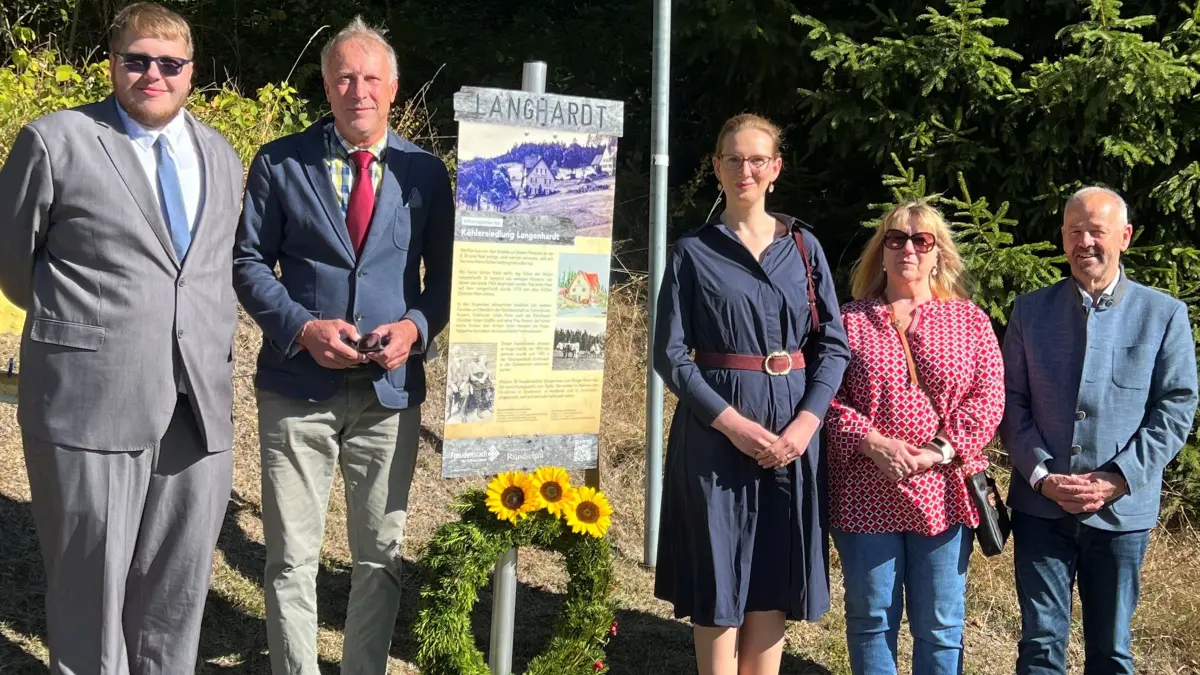 Bei der offiziellen Einweihung der Informationstafel (von links): Florian Flick, Friedhelm Flick, Elisabeth Hardtke, Christiane Braun und Bürgermeister Wolfgang Fahrner.