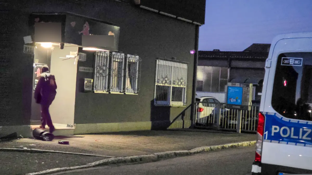 Vermummte Spezialkräfte der Polizei stürmen in den frühen Morgenstunden ein Bordell im Offenburger Industriegebiet.