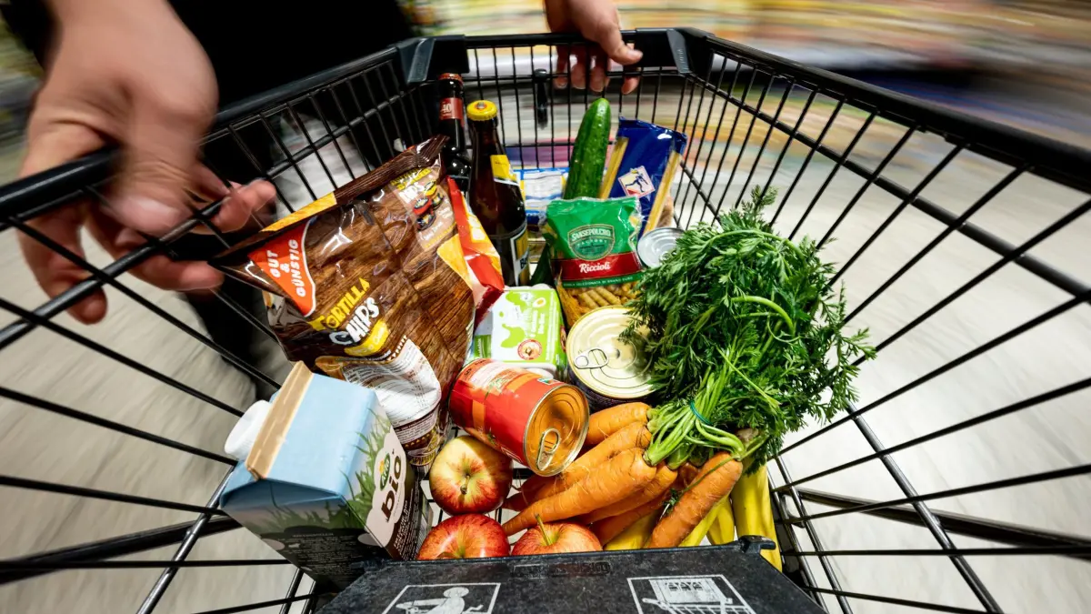 Einkaufen im Supermarkt: Ein Einkauf liegt in einem Einkaufswagen in einem Supermarkt . (zu dpa: «Abnehmspritze: Wird in Deutschland bald weniger gegessen?»)