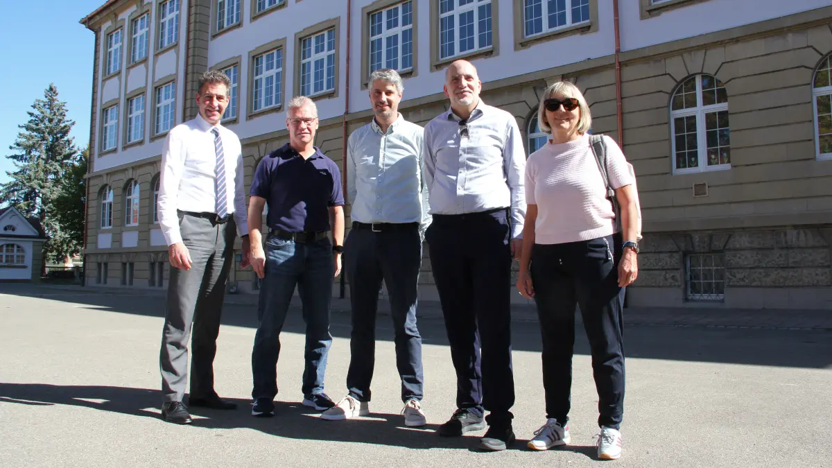 Es ist vollbracht: Oberbürgermeister Erik Pauly (von links), Maik Friedrich vom städtischen Hochbauamt, Philipp Layer (Heinrich-Feurstein-Schule), Stadtbaumeister Christian Unkel und Tanja Raufer vom Architekturbüro gäbele & raufer vom Schulgebäude.