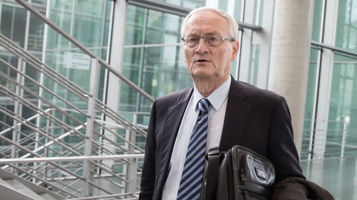 August Hanning: August Hanning, der ehemalige Präsident des Bundesnachrichtendienstes (BND) kommt am 02.10.2015 im Bundestag in Berlin als Zeuge zum NSA-Untersuchungsausschuss. Der Untersuchungsausschuss hatte den Auftrag, Ausmaß und Hintergründe der Ausspähung durch ausländische Geheimdienste in Deutschland aufklären.
August Hanning war früher Chef vom Bundesnachrichtendienst, einem Geheimdienst. (zu dpa: «Ex-BND-Präsident Hanning wegen Spionageverdachts in U-Haft»)