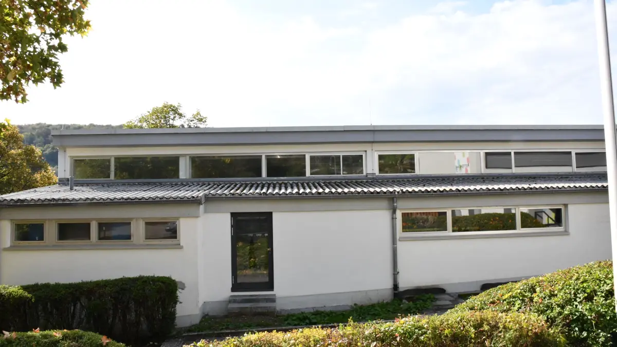Auch das Nebengebäude der Buttenbergschule wird jetzt saniert.