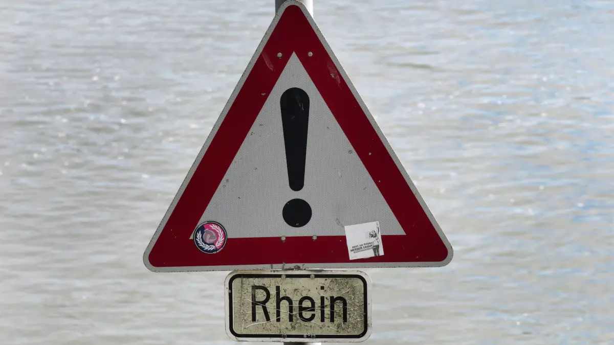 Wirtschaft-Binnenhandel - Binnenschiffe auf dem Rhein. : Beobachtungen bei Krefeld-Uerdingen am Rhein. Leere Binnenschiffe auf dem Rhein bei Niedrigwasser. Wirtschaft-Binnenhandel - Binnenschiffe auf dem Rhein. *** Observations near Krefeld-Uerdingen on the Rhine: Empty inland waterway vessels on the Rhine during low water levels Economy Inland trade Inland waterway vessels on the Rhine