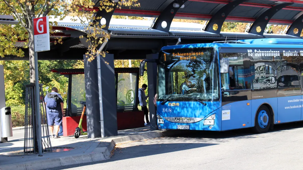 Buslinienverkehr innerhalb von Villingen-Schwenningen wird von der Stadtverwaltung betrieben und ausgeschrieben, ist aber Teil des Verkehrsverbundes Schwarzwald-Baar-Heuberg („move“). Stark frequentiert sind die Linien 1, 2 und 3, die zwischen Villingen und Schwenningen pendeln.