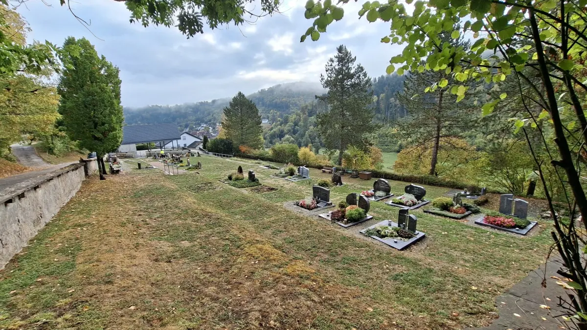 Der Friedhof bietet einen weiten Blick über das Glatttal.