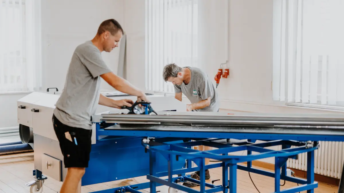 Heute arbeiten bei Elztal Holzhaus Menschen aus ganz unterschiedlichen Fachbereichen zusammen. Zimmerer/-innen, Schreiner/-innen, Bauzeichner/-innen, Bautechniker/-innen sowie Mitarbeitende in kaufmännischen und organisatorischen Bereichen.