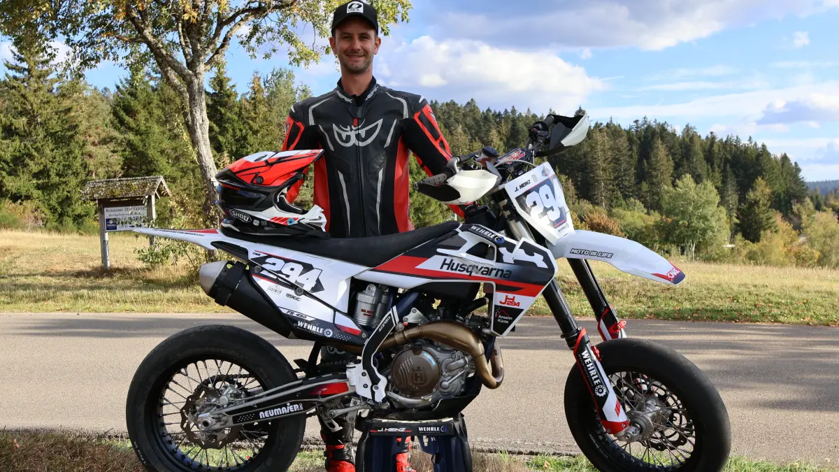 Jeremias Heinz startet mit seinem Husqvarna FS 450-Motorrad momentan in der Supermoto-Serie.