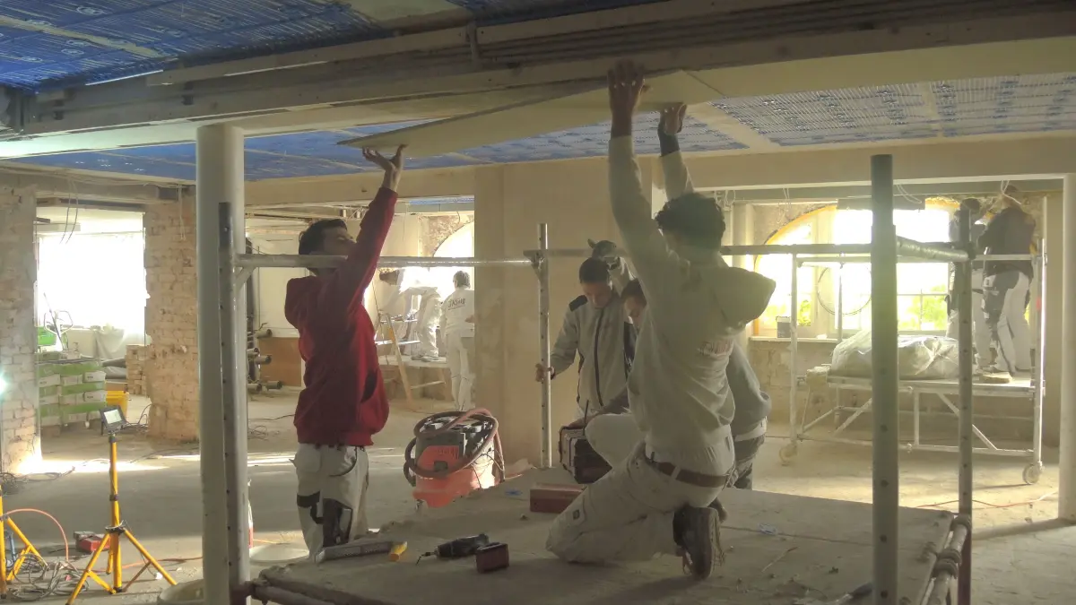 Ein Decke-tragender Unterzug in der alten Zwitscherstube erhält eine Verkleidung für den im nächsten Schritt erfolgenden Kalkputzaufbau.