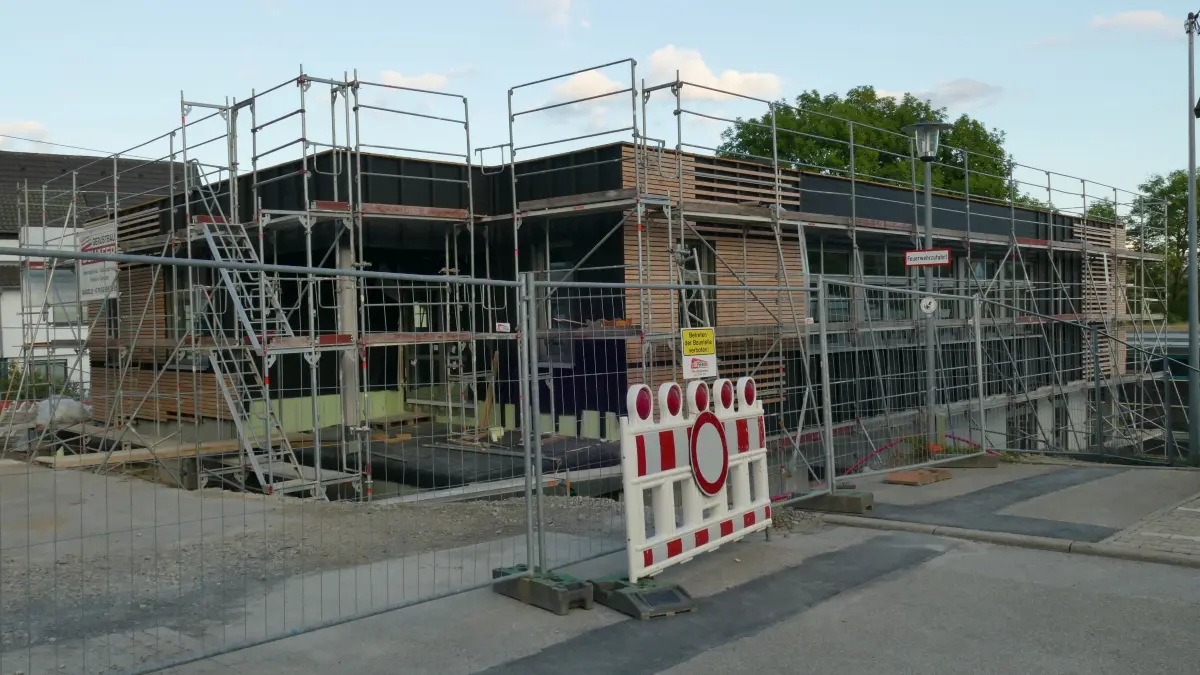 Gegenüber der alten Grundschule in Dornhan entsteht der Neubau mit den Betreuungsräumen.