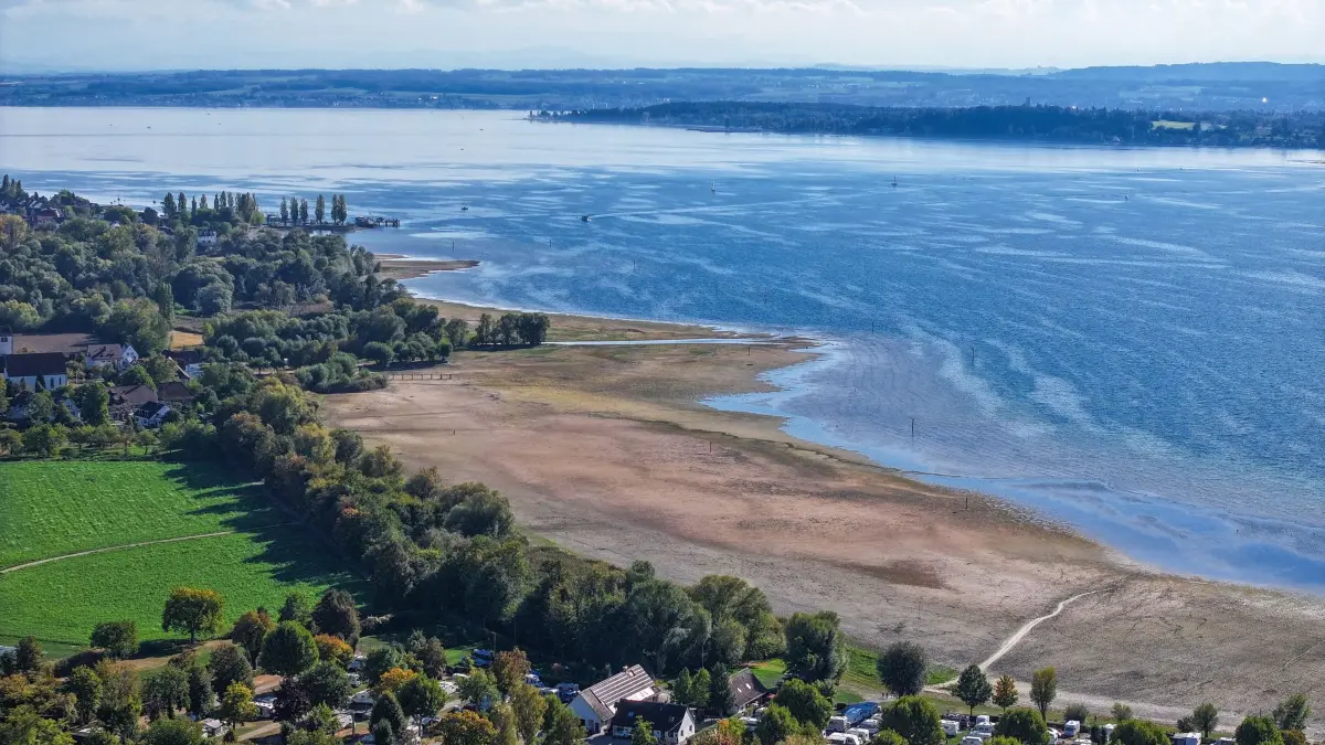 Niedrigwasser am Bodensee: Durch das Niedrigwasser sind am Rand des Bodensees breite Sandbänke und trockene, breite Uferbereiche entstanden (Luftaufnahme mit einer Drohne). (zu dpa: «Niedrigwasser: Kann der Bodensee sich noch erholen?»)