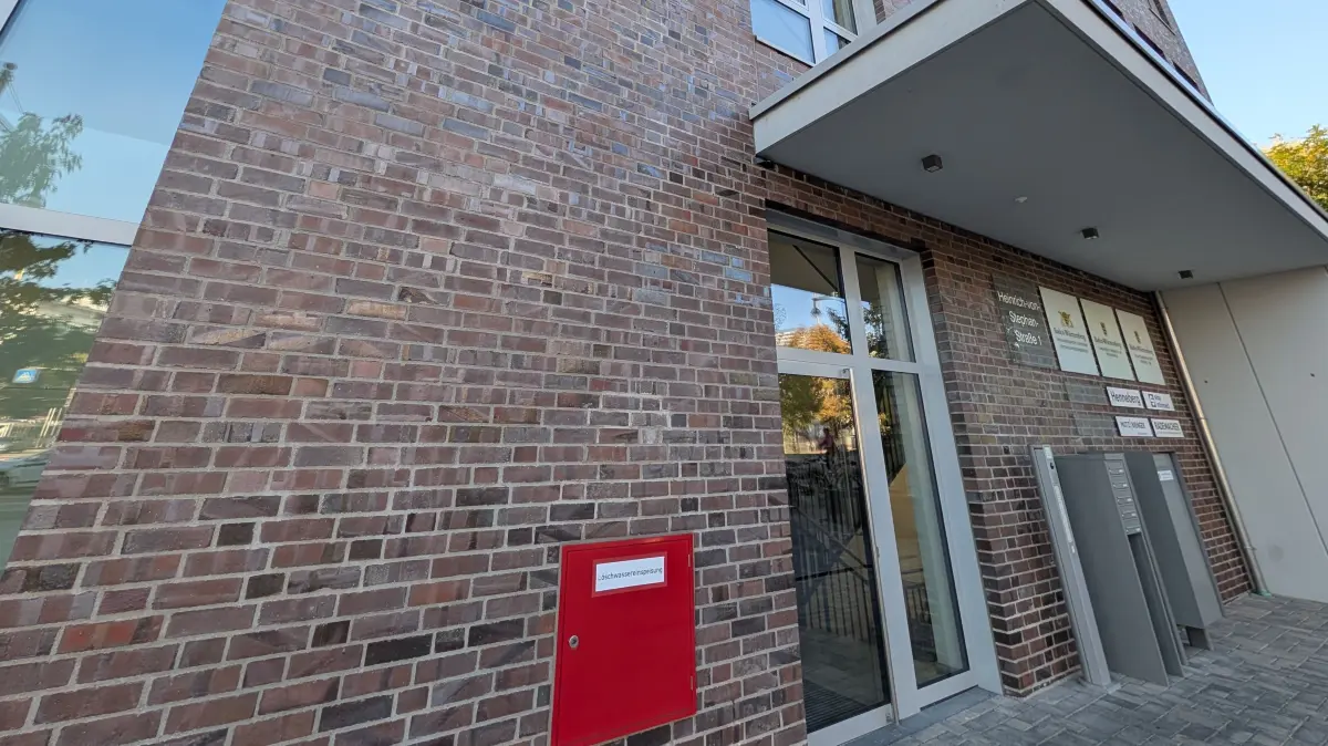 Ein Streit zwischen einem Travestiekünstler und dem AfD-Kreisverband wird vor dem Oberlandesgericht in Freiburg verhandelt.
