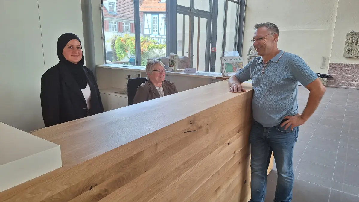 Projektleiterin Esra Simsek (links) und Bauamtsleiter Rafael Beier begutachten die neue Theke im Rathausfoyer.