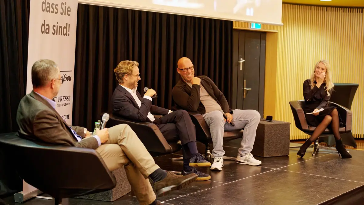 Unternehmer-Talk auf der Bühne (von links): Ulrich Becker, Chefredakteur von Südwest Presse und Schwarzwälder Bote, Bizerba-Chef Andreas Kraut und Axel Kromer, Geschäftsführer des HBW Balingen-Weilstetten, mit Moderatorin Nadin Buschhaus