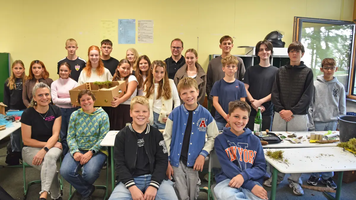 Das Team der neuen Natur am Gymnasium mit ,sitzend vorne, links: Planerin Meike Paasch und Gabriele Lamparter, Leiterin des Eigenbetriebs Entsorgung, Mitte hinten: Lehrer Joachim Schulz, Mitglied des Schulleitungsteams.
