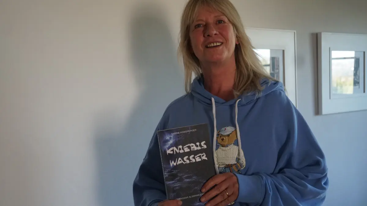 Sabine Ramsperger mit dem Buch