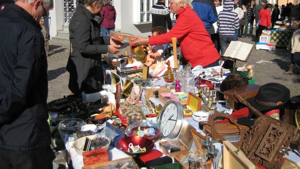 Auf dem beliebten Flohmarkt in der Mühlenbacher Straße lässt sich garantiert das ein oder andere Schnäppchen machen.