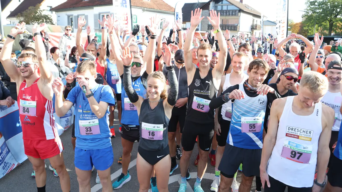 Gute Stimmung vor dem Start des Halbmarathons 2025, ganz links der spätere Sieger Dominik Sowieja, und die Siegerin bei den Frauen Leah Hanle (Startnummer 16).