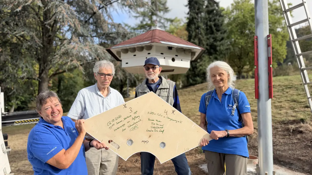 Bevor die letzte Bodenplatte an das Artenschutzhaus angebracht wird, wurde diese signiert von l.n.r. Renate Fischer, Kornelius Roth-Schaeff, Heinz Wegert und Ilse Sommer alle NABU Calw