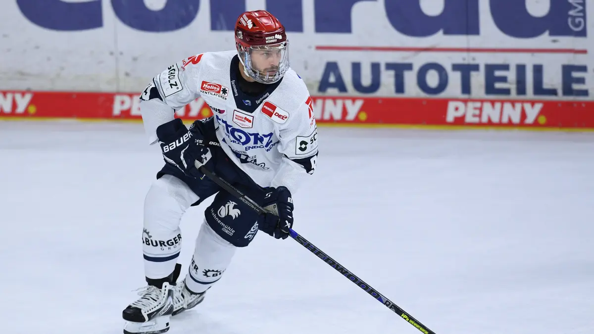 Eishockey Penny DEL 4. Spieltag Krefeld Pinguine - Schwenninger Wild Wings am 27.09.2026 in der Yayla Arena in Krefeld Sebastian Uvira Schwenningen Gemäß den Vorgaben der DEL Deutsche Eishockey Liga ist die Publikation und Weiterverwertung der Aufnahmen in elektronischen Medien und Endgeräten aller Art während des laufenden Spiels nicht zulässig. *** Ice Hockey: DEL Matchday 4Krefeld Pinguine vs. Schwenninger Wild Wings on September 27, 2026, at the Yayla Arena in Krefeld. Sebastian Uvira, Schwenningen. In accordance with the guidelines of the DEL German Ice Hockey League, the publication and further use of the footage in electronic media and devices of any kind is not permitted during the game xRx