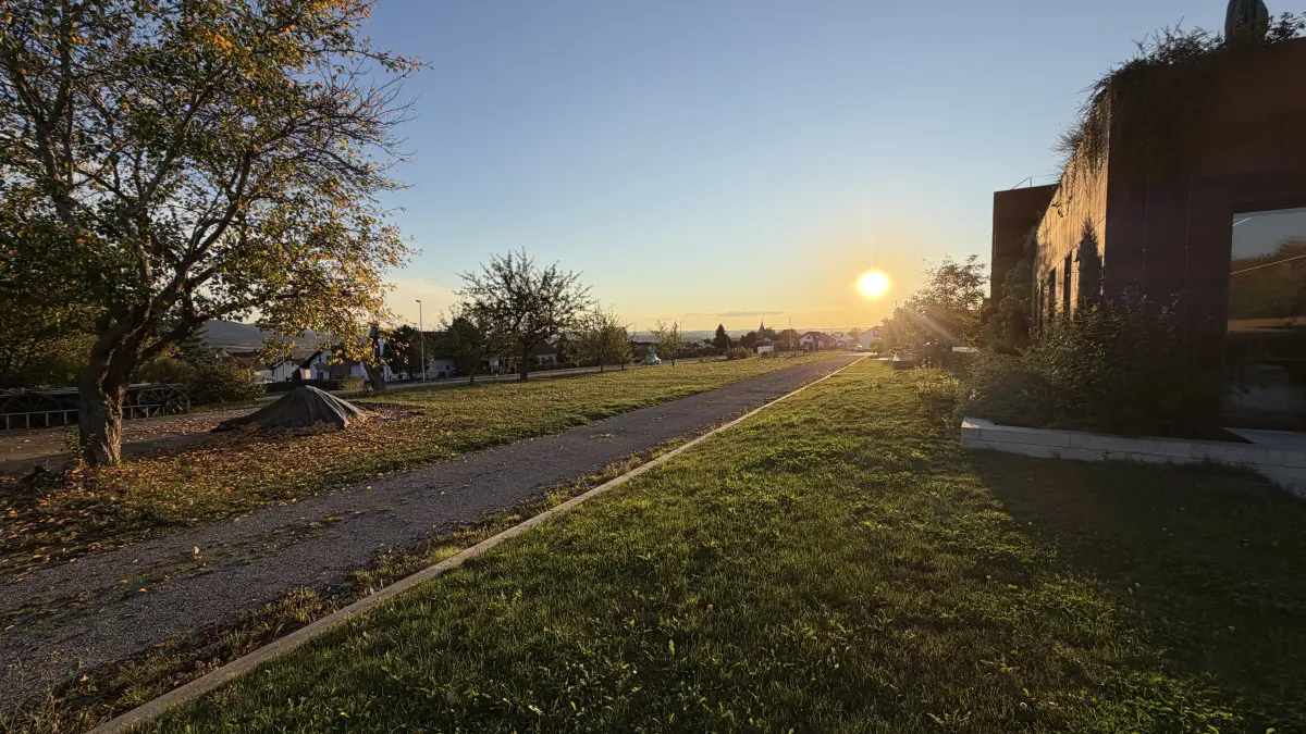 Das Areal in der Abendsonne vor der Gemeinderatssitzung: Rechts das bestehende Areal des Büros Gfrörer, links die Fläche, auf der das Unternehmen eine Erweiterung plant.