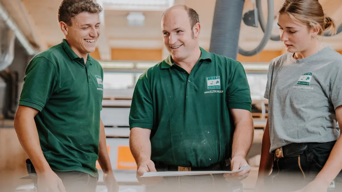 Bei Elztal Holzhaus wurden bereits 21 junge Menschen erfolgreich ausgebildet. Aktuell absolvieren acht Auszubildende ihre Ausbildung im Zimmererhandwerk.