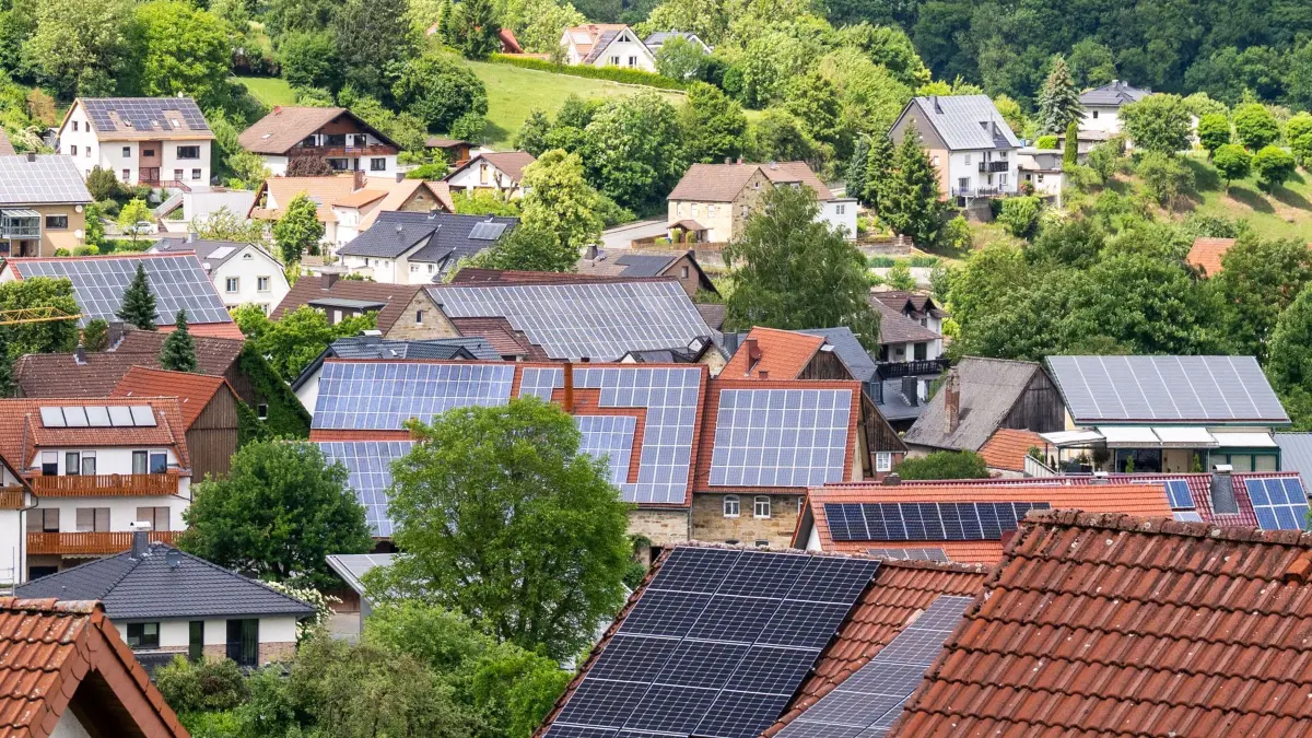 Solaranlagen auf Dächern.: ARCHIV - 06.06.2025, Nordrhein-Westfalen, Borchen: Viele Häuser im Ortskern von Etteln sind mit Solaranlagen auf den Dächern ausgestattet. (zu dpa: «Bündnis protestiert gegen Reform der Energiepolitik») Foto: David Inderlied/dpa +++ dpa-Bildfunk +++