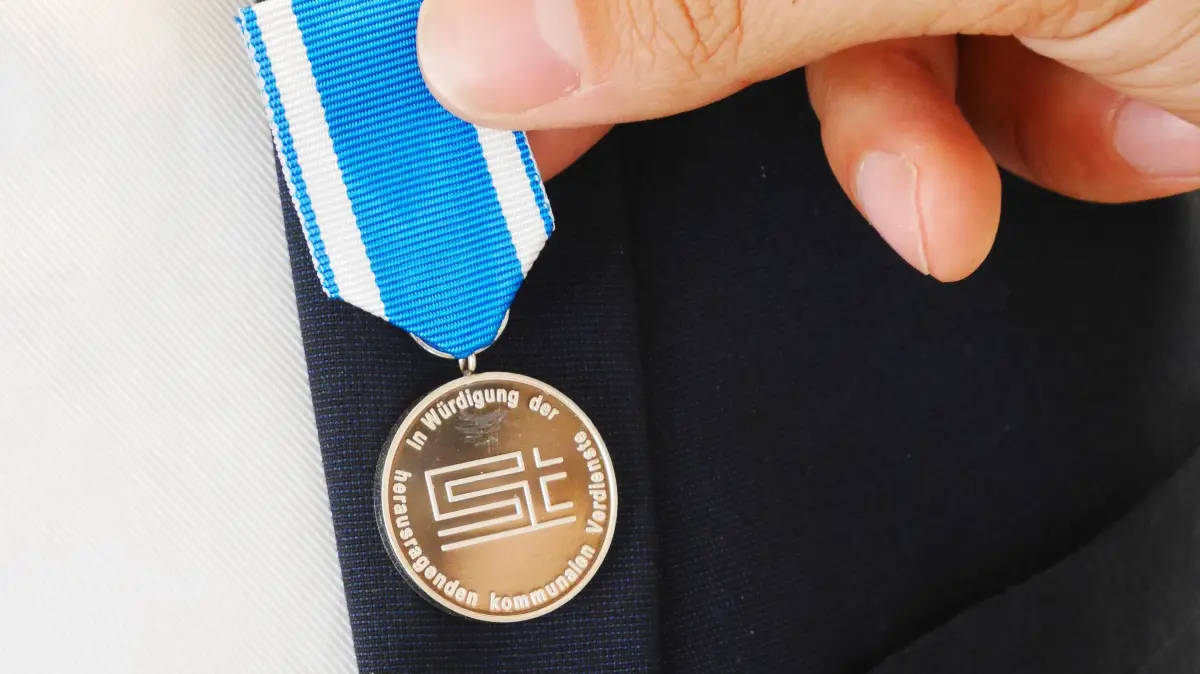 So sieht die Verdienstmedaille aus.