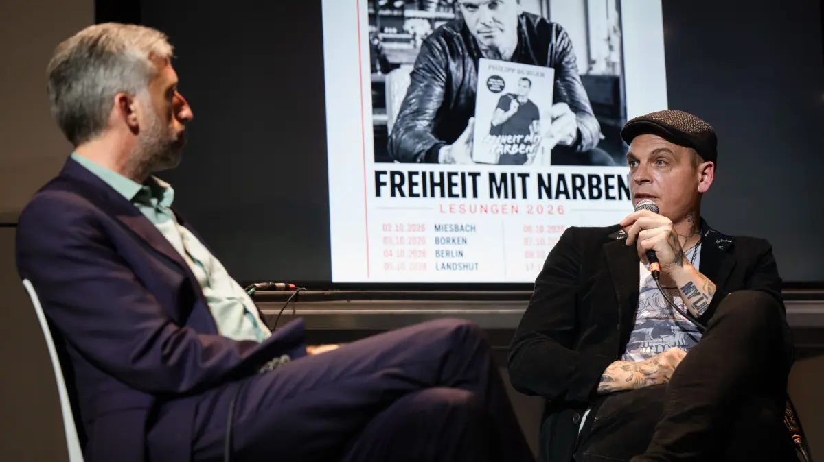 Neues Kunstmuseum Tübingen (NKT): OB Boris Palmer und Philipp Burger von der Band Freiwild diskutieren vor vielen Fans.