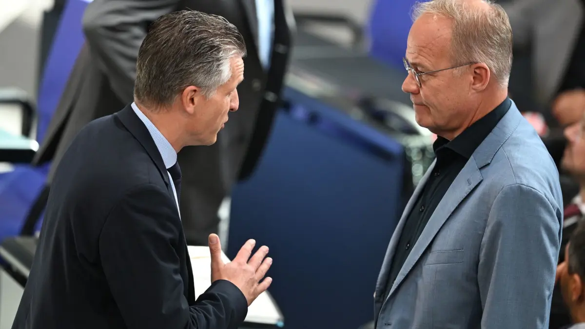 Bundestag: 07.10.2026, Berlin: Thorsten Frei (l, CDU), Vorsitzender der CDU/CSU-Fraktion im Bundestag, spricht im Plenum mit Matthias Miersch, SPD-Fraktionsvorsitzender, im Vorfeld einer Sitzung. Foto: Michael Brandt/dpa +++ dpa-Bildfunk +++