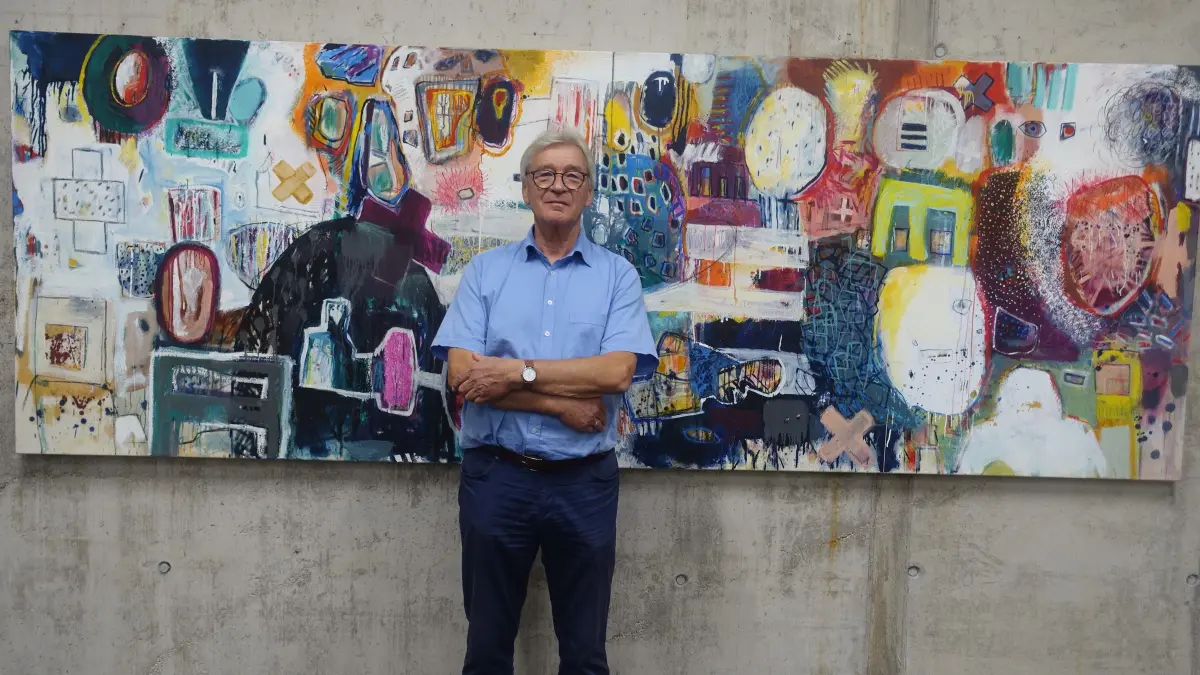 „Es ist was es ist…“: Der Maler Michael Thümmrich vor seiner großformatigen Mischtechnik auf ungrundierter Leinwand in der Galerie Nicole Kurz.