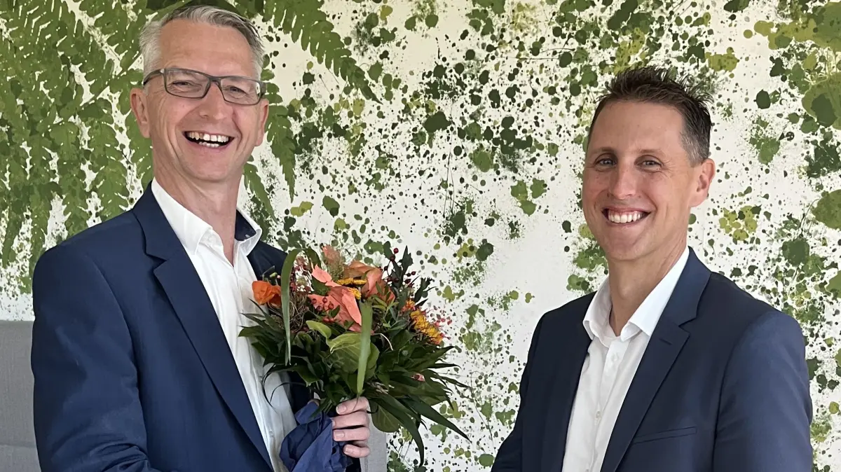 Martin Schuhmacher (links), Bereichsleiter Produktionsbank und neuer Prokurist der Volksbank in der Region, mit Co-Vorstandssprecher Thomas Bierfreund.