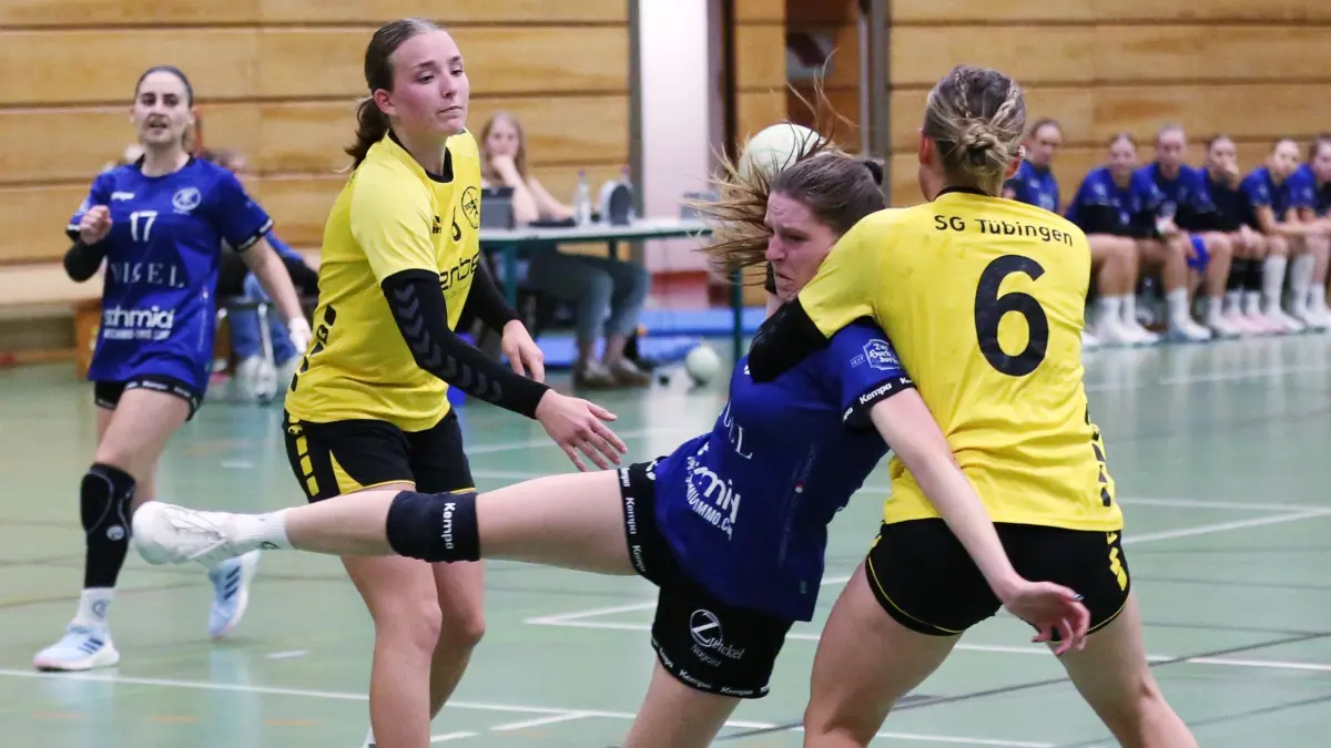 Am Samstag ist beim VfL Nagold die SG Tübingen zu Gast. Unser Foto zeigt Alena Wolf vom VfL in den Fängen der Tübinger Abwehr.