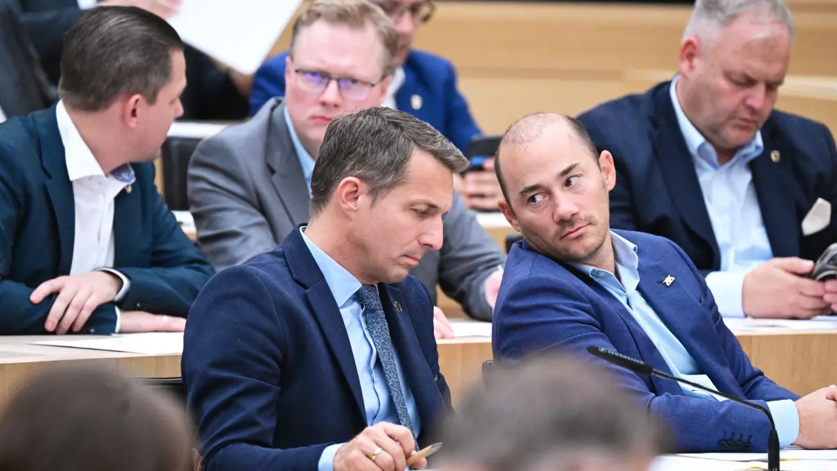 Landtagssitzung Baden-Württemberg: Martin Rothweiler (l), Vorsitzender der AfD Fraktion im Landtag von Baden-Württemberg und Miguel Klauß (r)(Parlamentarischer Geschäftsführer der AfD Fraktion), sitzen bei einer Plenarsitzung nebeneinander. Im Hintergrund sitzen Mitglieder der AfD Fraktion. (zu dpa: «Baden-Württemberg: AfD rasselt durch fast alle Gremienwahlen»)