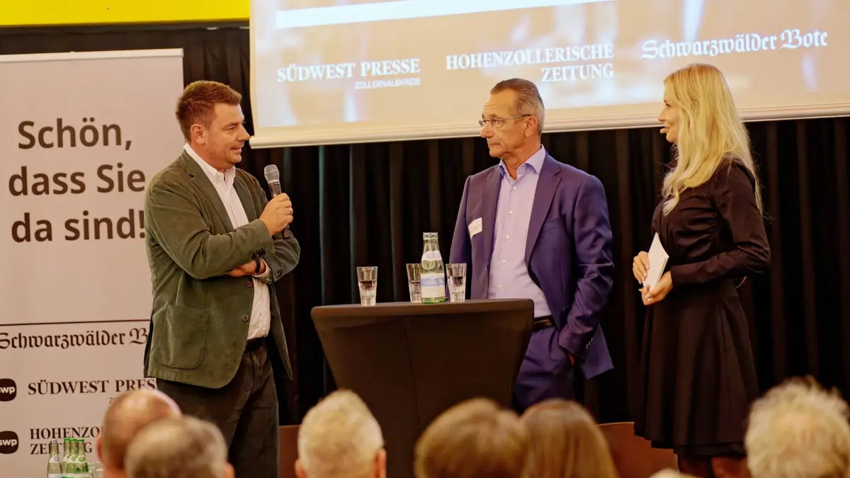 Die Geschäftsführer der Südwest Presse Neckar-Alb begrüßen: Tim Hager (links) und Carsten Huber mit Moderatorin Nadin Buschhaus