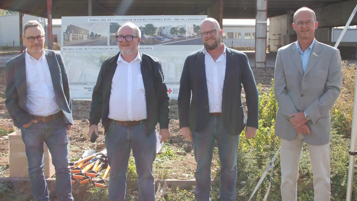 Endlich geht es los: strahlende Gesichter bei den Hauptakteuren des Projekts „Rettungswache“ (von links): Armin Hensler (DRK-Kreisvorsitzender), Tobias Rosenstiel (DRK-Kreisgeschäftsführer) und sein Stellvertreter Tobias Hauschel sowie Thomas Moch, Vorsitzender der DLRG-Ortsgruppe Baar.