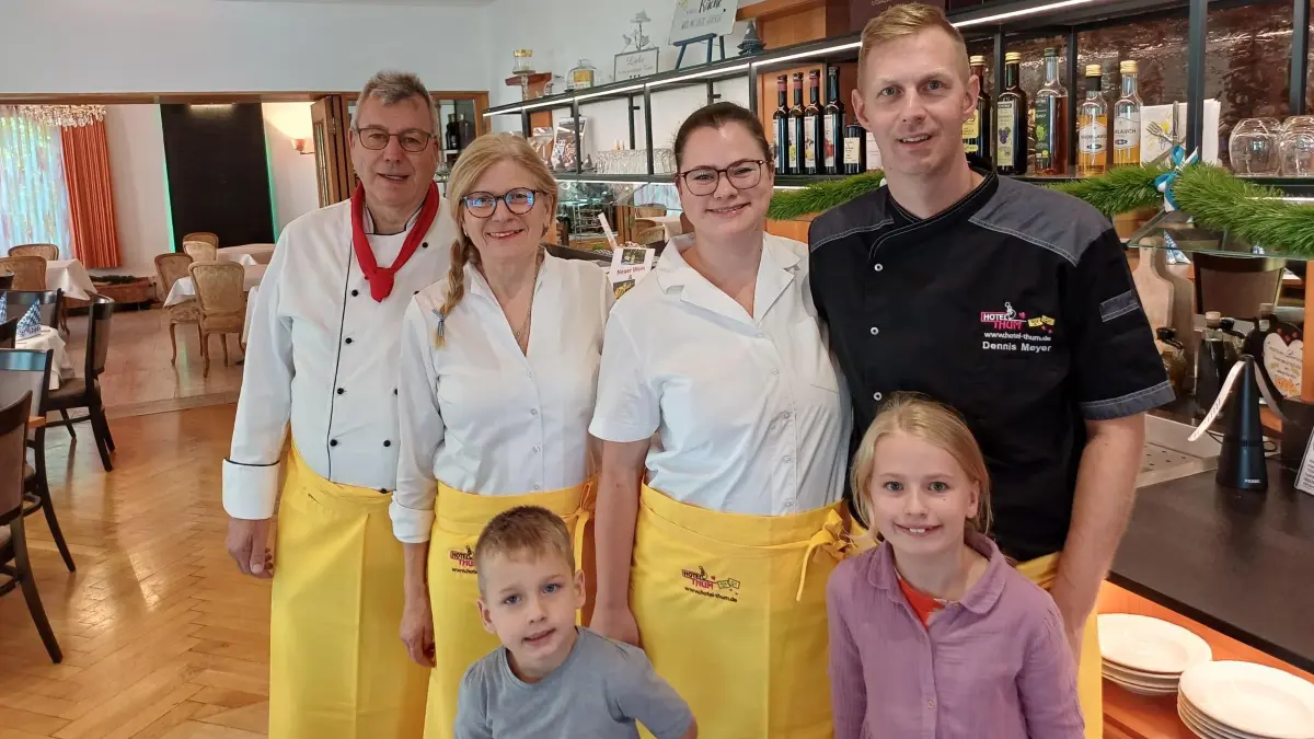 Die Inhaberfamilie Meyer im Hotelrestaurant (von links): Thomas, Marina, Evelyn und Dennis, mit dem jüngsten Nachwuchs