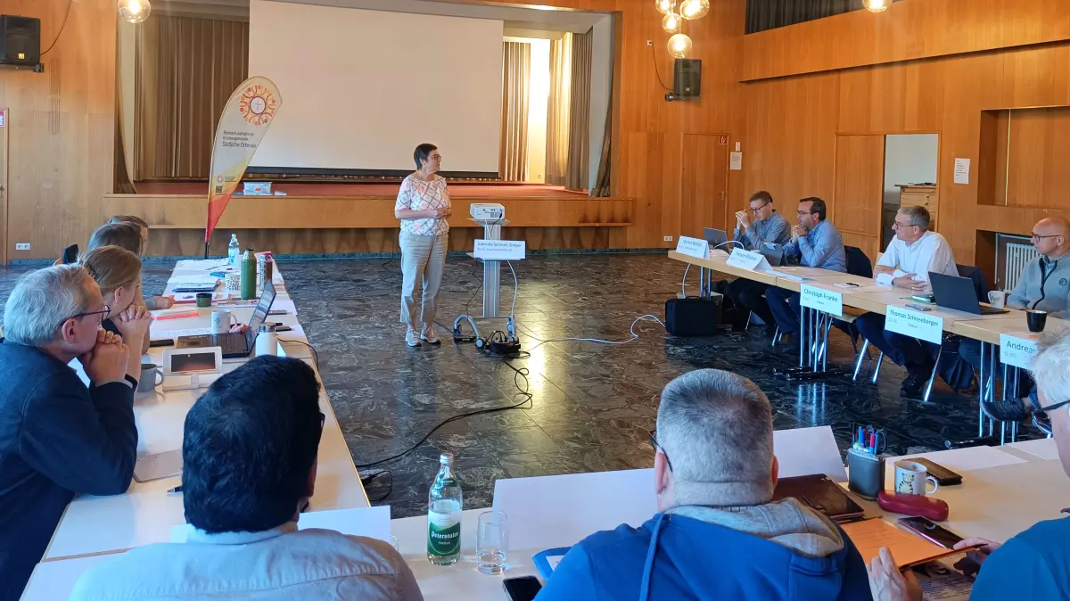 Prävention ganz praktisch: Gabriele Schmitt-Zimper vertiefte mit dem Seelsorgeteam der Kirchengemeinde Südliche Ortenau den Umgang mit Erstgesprächen und die Rolle der Mitarbeitenden in der Präventionsarbeit.