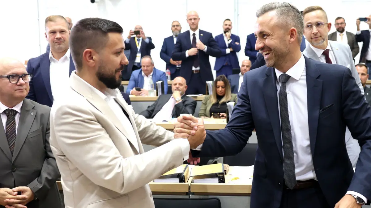 Konstituierende Landtagssitzung in Sachsen-Anhalt: Ulrich Siegmund (r, AfD) gratuliert Tobias Rausch (AfD) nach dessen Wahl zum Landtagspräsidenten, während der konstituierenden Sitzung des Landtags von Sachsen-Anhalt. (zu dpa: «Wegen AfD: SPD sieht Erklärungsbedarf bei CDU»)