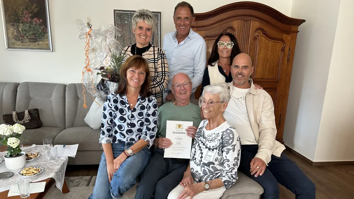 Zum 90 Geburtstag von Ernst Metz (vorne Mitte) im Kreise seiner Familie gratulierte Kerstin Harzer (hinten links) für die Stadt um auch die Gratulationsurkunde des Landes zu überreichen.
