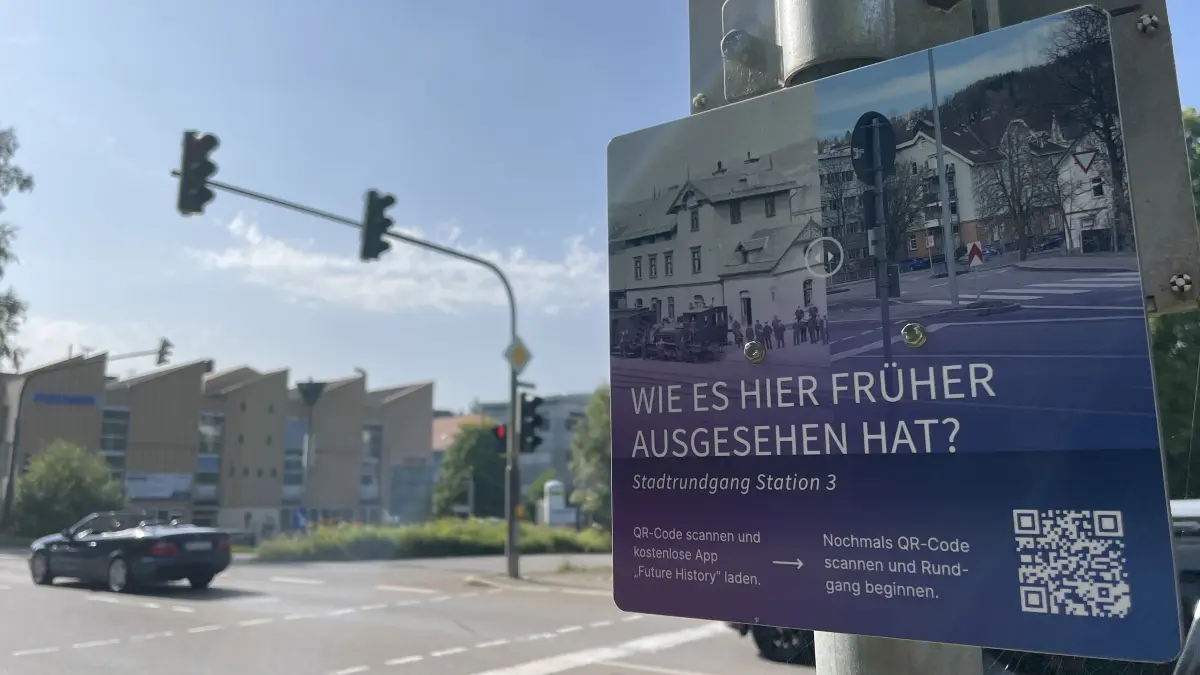 Schilder weisen in Furtwangen auf den digitalen Standrundgang zur Zwangsarbeit hin.