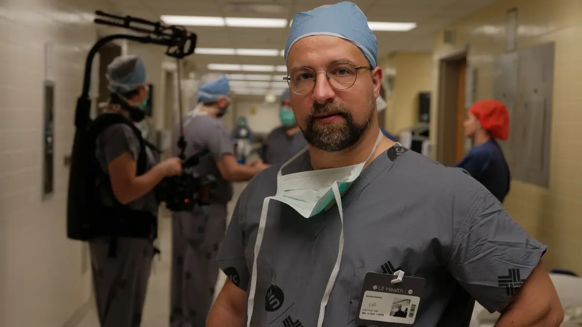 Jochen Isensee ist nicht nur Notarzt, sondern auch Filmemacher. Für seine Dokureihe hat er führende Neurochirurgen aus aller Welt befragt und bei Operationen begleitet.