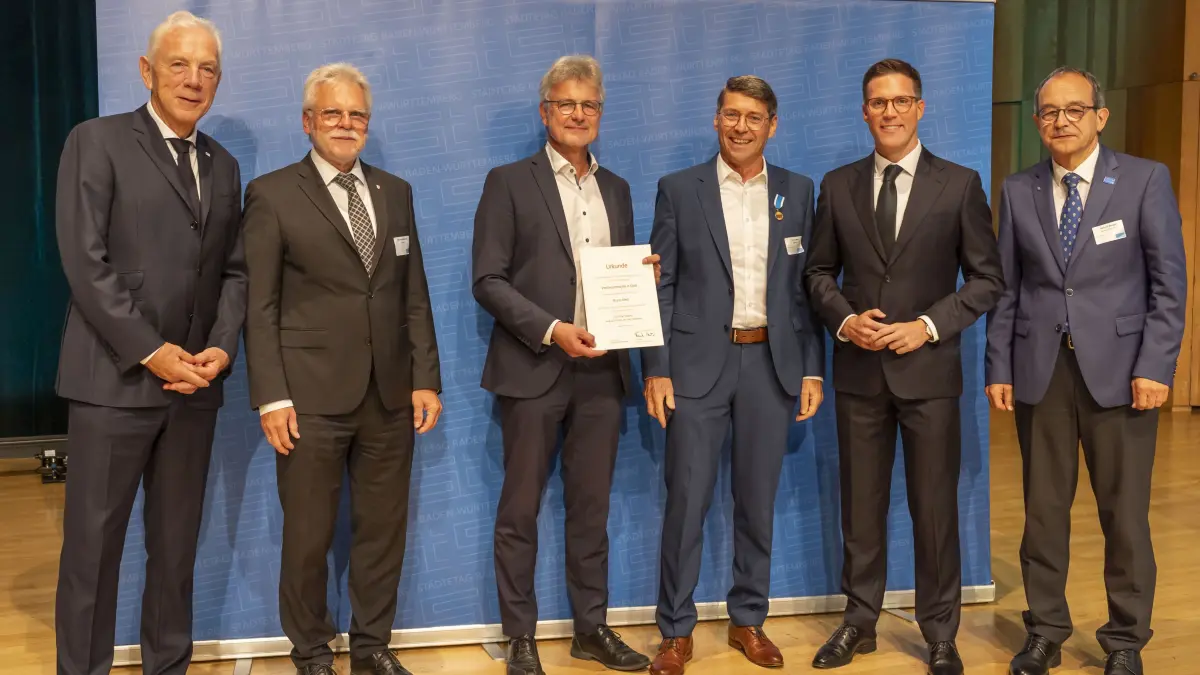 Ettenheims Bürgermeister Bruno Metz (Dritter von rechts) wurde mit der Verdienstmedaille in Gold ausgezeichnet.