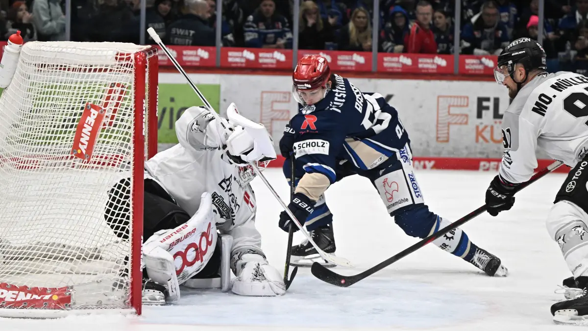 v.l.n.r. Janne Juvonen Koelner Haie Boaz Bassen Schwenninger Wild Wings Schwenninger Wild Wings gegen Koelner Haie, DEL, PlayOff Viertelfinale, Spiel 3, Saison 2025/2026, 20260329 Schwenninger Wild Wings gegen Koelner Haie, DEL, PlayOff Viertelfinale, Spiel 3, Saison 2025/2026, 20260329 Schwenningen *** f l n r Janne Juvonen Koelner Haie Boaz Bassen Schwenninger Wild Wings Schwenninger Wild Wings vs Koelner Haie, DEL, PlayOff Quarterfinals, Game 3, Season 2025 2026, 20260329 Schwenninger Wild Wings vs Koelner Haie, DEL, PlayOff Quarterfinals, Game 3, Season 2025 2026, 20260329 Schwenningen Copyright: xEibner-Pressefoto/SvenxLaeglerx EP_SVL
